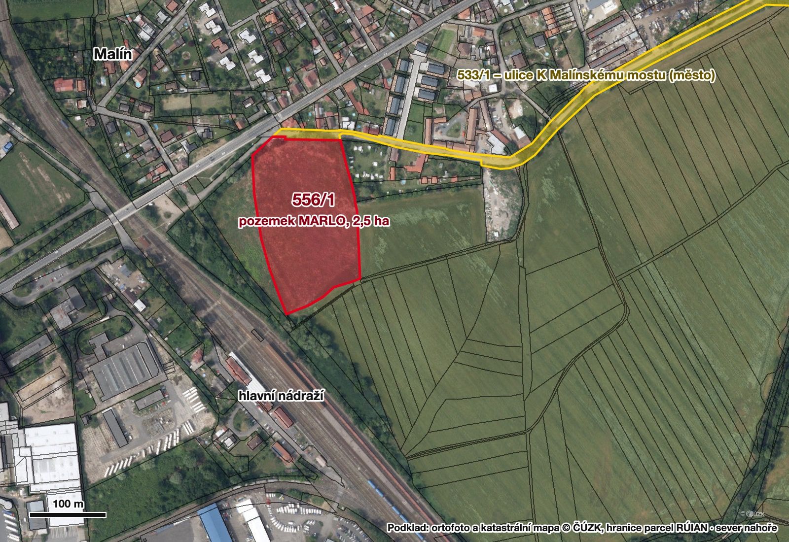 Letecká mapa okolí hlavního nádraží v Kutné Hoře: červeně vyznačený pozemek 556/1 mezi Malínem a železniční tratí, žlutě ulice K Malínskému mostu na parcele 533/1, která pozemek lemuje na severovýchodě; podklad ortofoto a katastrální mapa ČÚZK
